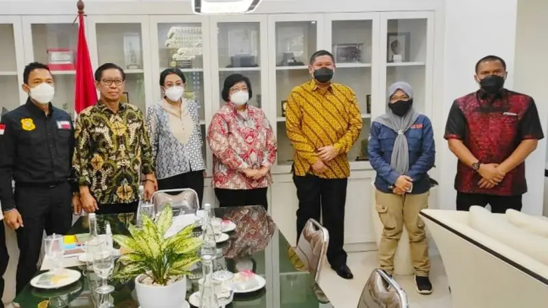 Penyidik Polda Riau bertemu dengan Menteri Siti Nurbaya membahas pengusutan sampah di Pekanbaru.