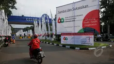 Jelang Pembukaan Konfrensi Asia Afrika di Jakarta, umbul-umbul dan baliho terpampang di sepanjang jalan kawasan Senayan, Jakarta, Jumat (17/4/2015). Pemprov DKI Jakarta mengaku sudah siap 95 persen untuk menggelar KAA. (Liputan6.com/Johan Tallo)