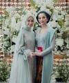 Poppy Bunga dan Glenca Chysara tampil senada dalam outfit hijau saat siraman [@renzilazuardi]