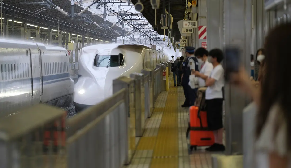 Kereta peluru Shinkansen dari Tokyo tiba di stasiun kereta Shin-Yokohama di Yokohama, prefektur Kanagawa (22/7/2020). Pemerintah Jepang pada 22 Juli meluncurkan kampanye "Go To Travel". (AFP Photo/Kazuhiro Nogi)