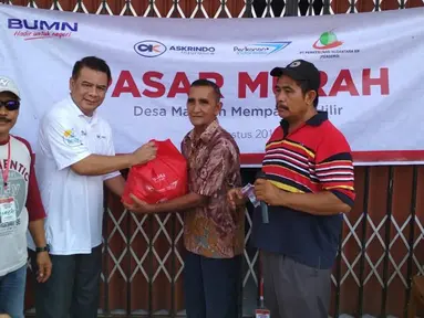 Kepala Bagian Humas PT Askrindo Eko Sudiantono secara simbolis memberikan paket sembako dalam rangka Program BUMN Hadir Untuk Negeri di Kalimantan Barat, Sabtu (17/8/2019). PT Askrindo, Perindo dan PTPN XIII menggelar pasar murah dengan menjual 1.000 paket sembako. (Liputan6.com/HO/Iqbal)