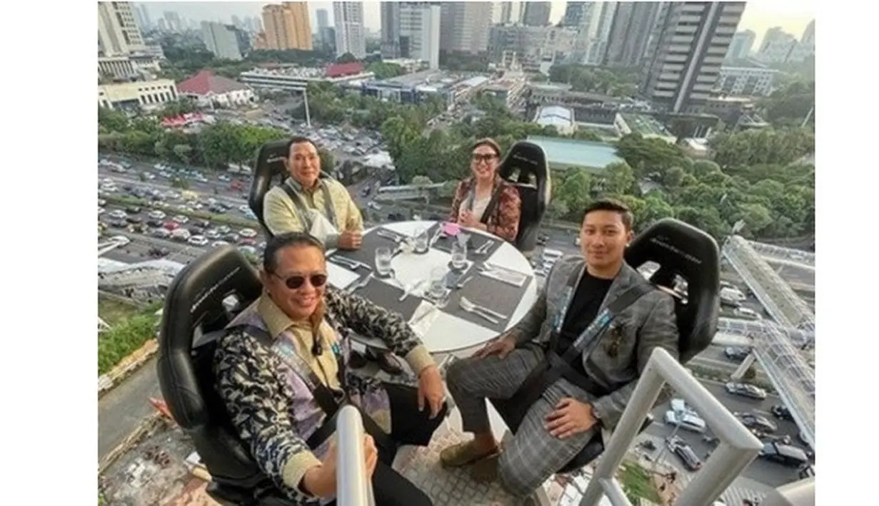 Tommy Soeharto ditemani Bambang Soesatyo dan Darma Mangkuluhur Hutomo mencoba wahana Lounge in The Sky. (Sumber: Instagram/darmamh)