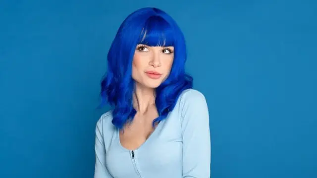 Seorang perempuan dengan rambut biru (Foto Dok: Freepik/photology1980)