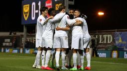 Jersey serbaputih ini merupakan bagian dari kampanye Arsenal dengan tajuk "No More Red" yang bertujuan membantu meningkatkan perhatian akan pentingnya menjaga keamanan di kalangan muda yang belakangan terancam. (AFP/Adrian Dennis)