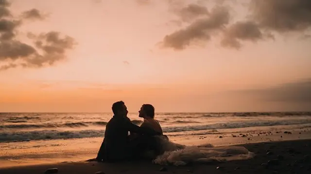 6 Potret Prewedding Gerald Yohanes 'Anak Langit' dan Mezty Mez, Mesra Bertema Alam