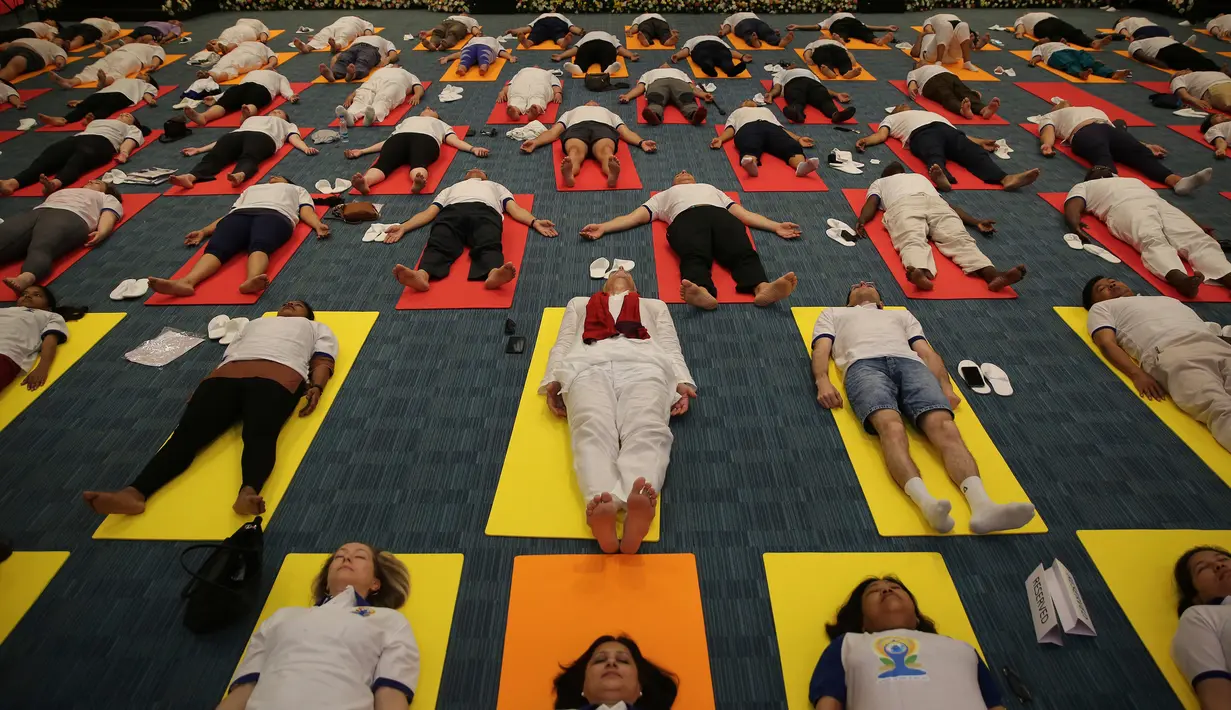 Para diplomat dari berbagai negara melakukan yoga bersama untuk memperingati Hari Yoga Internasional di New Delhi, India, Jumat (21/6/2019). Lebih dari 191 kedutaan besar dan konsulat India di seluruh dunia menyelenggarakan sesi yoga untuk memperingati Hari Yoga Internasional. (AP Photo/AltafQadri)
