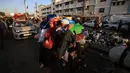 Pengungsi memanfaatkan waktu gencatan senjata pertempuran antara Israel dan militan Hamas selama empat hari ke depan untuk kembali ke rumah mereka. (Mahmud HAMS/AFP)