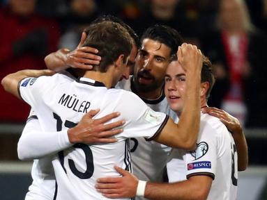 Jerman menekuk Irlandia Utara dengan skor 2-0, pada laga Grup C Kualifikasi Piala Dunia 2018 zona Eropa, di HDI-Arena, Hanover, Rabu (12/10/2016) dini hari WIB. Dua gol Jerman dicetak Julian Draxler dan Sami Khedira. (Reuters/Kai Pfaffenbach)