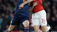Gelandang Arsenal, Granit Xhaka berebut bola dengan pemain Valencia, Goncalo Guedes dalam leg pertama semifinal Liga Europa di Emirates Stadium, Jumat (3/5/2019). Sempat tertinggal, Arsenal berhasil mengalahkan tamunya, Valencia dengan skor 3-1. (AP/Kirsty Wigglesworth)