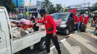 Sejumlah kader PDI Perjuangan Kota Depok menitipkan sampah di kantor Wali Kota Depok. (Liputan6.com/Dicky Agung Prihanto)