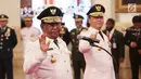 Rohidin Mersyah (kanan) dan Wan Thamrin Hasyim berpose saat dilantik menjadi Gubernur Bengkulu dan Gubernur Riau di Istana Negara, Jakarta Pusat, Senin (10/12). (Liputan6.com/Angga Yuniar)