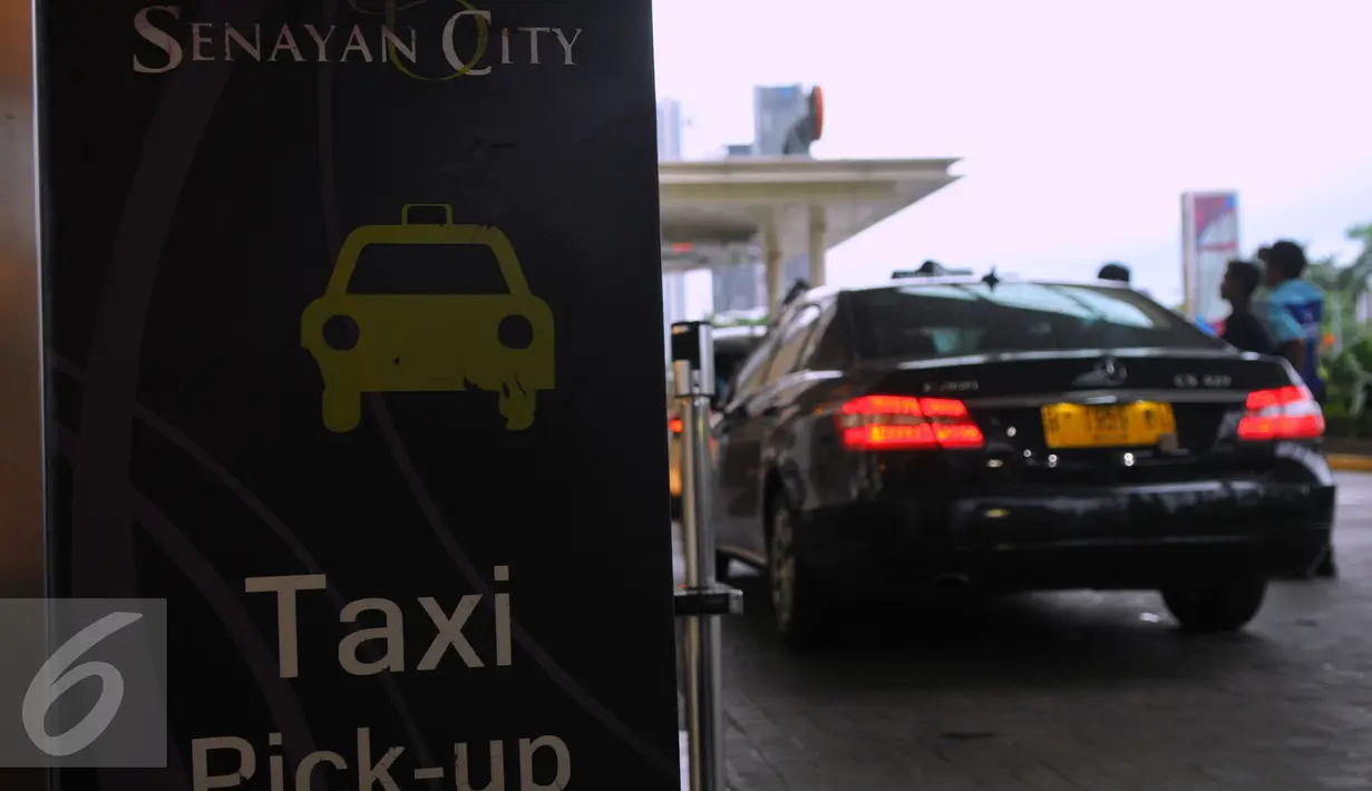Sebuah taksi berada di area pusat perbelanjaan di kawasan Senayan, Jakarta, Selasa (22/3). Jumlah taksi yang beroperasi sangat sedikit akibat dari aksi demo ribuan sopir taksi terkait jasa transportasi online. (Liputan6.com/Faisal R Syam)