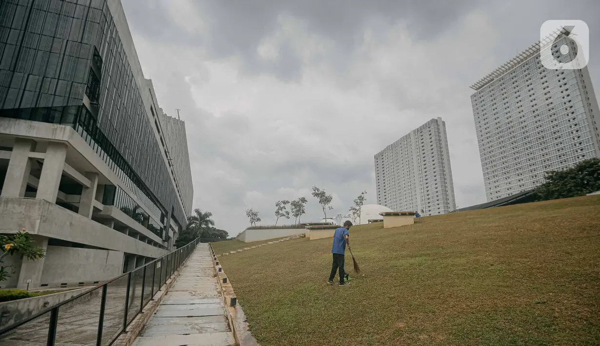 Pekerja membersihkan rumput di proyek revitalisasi Taman Ismail Marzuki, Cikini, Menteng, Jakarta, Selasa (31/5/2022). Pembukaan direncanakan dimulai pada Jumat, 3 Juni 2022. (Liputan6.com/Faizal Fanani)