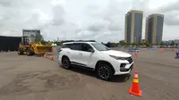 New Toyota Fortuner menarik alat berat berbobot 12 ton. (Septian / Liputan6.com)