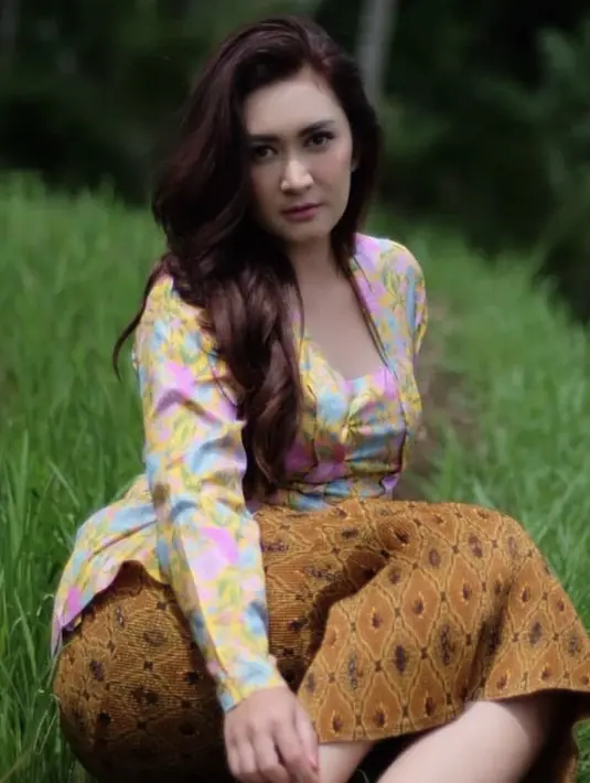<p>Bak kembang desa, Nafa berfoto di sawah dengan mengenakan kebaya kutu baru colorfull dipadukan kain batik cokelat.&nbsp;@nafaurbach</p>