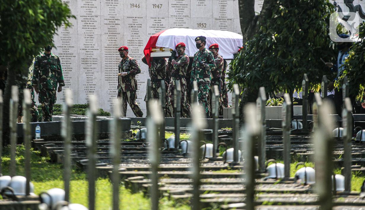 Personel TNI mengusung  jenazah mantan KSAD Jenderal TNI (Purn) Pramono Edhie Wibowo saat pemakaman di Taman Makam Pahlawan Kalibata, Jakarta, Minggu (14/6/2020). Pemakaman Pramono Edhie Wibowo dilaksanakan secara militer. (Liputan6.com/Faizal Fanani)