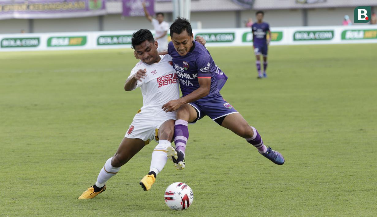 Penyerang Persita Tangerang, Samsul Arif, berebut bola dengan pemain PSM Makassar, Asnawi Mangkualam, pada laga Shopee Liga 1 di Stadion Sport Center Tangerang, Jumat, (6/3/2020). Kedua tim bermain imbang 1-1. (Bola.com/M Iqbal Ichsan)