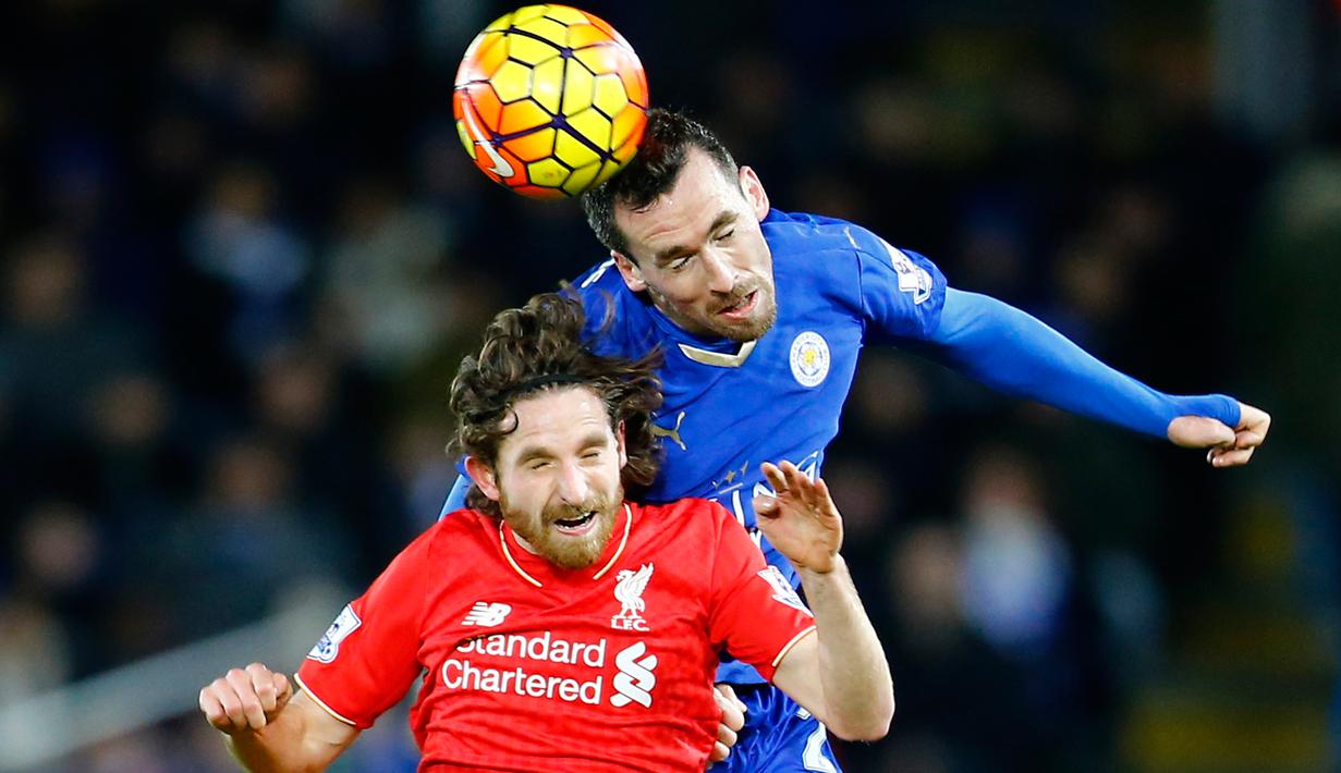 Gelandang Liverpool, Joe Allen (depan) berebut bola udara dengan bek Leicester, Christian Fuchs pada lanjutan liga Inggris di King Power Stadium, Leicester, (3/2/2016). Leicester menang atas Liverpool dengan skor 2-0. (Reuters/Darren Staples)