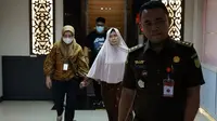 Terpidana korupsi hibah tambal ban saat berada di Kejari Pekanbaru setelah buron 10 tahun. (Liputan6.com/M Syukur)
