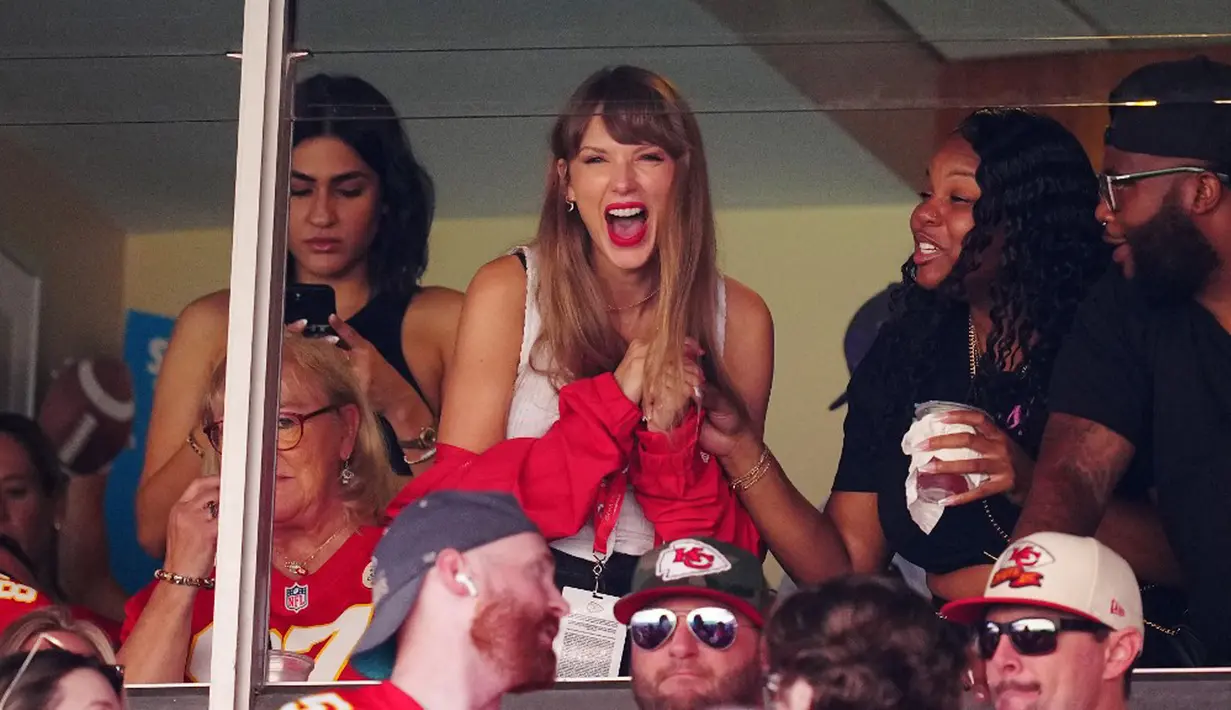 Reaksi Taylor Swift saat menyaksikan pertandingan antara Chicago Bears dan Kansas City Chiefs di GEHA Field, Arrowhead Stadium, Kansas City, Missouri, Amerika Serikat, 24 September 2023. Taylor Swift menghadiri pertandingan Kansas City Chiefs melawan Chicago Bears tersebut di tengah rumor kencan dengan atlet Travis Kelce. (Jason Hanna/Getty Images/AFP)