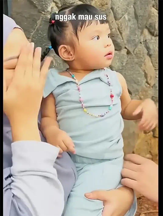 Baby Ameena akan ditinggal selama dua minggu oleh pengasuhnya. Momen saat ditinggal menjadi haru. Baby Ameena tampak beberapa kali bilang tidak mau. Anak pertama Aurel Hermansyah dan Atta Halilintar itu pun terlihat sedih. Aurel mulai tak kuasa menahan air mata. [Youtube/attahalilintar]