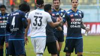 Para pemain Arema seusai pertandingan di Malang. (Bola.com/Iwan Setiawan)