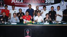 Ketua SC turnamen Piala Presiden 2018, Maruarar Sirait (tengah depan) bersama Ketua OCBerlinton Siahaan usai penetapan semifinal Piala Presiden 2018 di Jakarta, Selasa (6/2). Semifinal akan berlangsung 10-14 Februari. (Liputan6.com/Helmi Fithriansyah)
