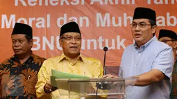 Ketua PBNU, Said Aqil Siraj (kedua kiri) bersama Helmy Faishal Zaini usai pembacaan refleksi akhir tahun 2016 di Jakarta, Jumat (30/12). Dalam refleksinya, PBNU menyoroti pudarnya semangat toleransi dan kebhinekaan. (Liputan6.com/Helmi Fithriansyah)