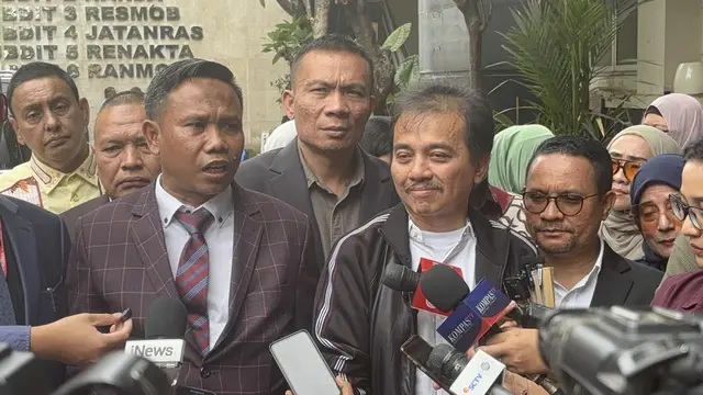 Roy Suryo didampingi kuasa hukumnya Ahmad Khozinudin