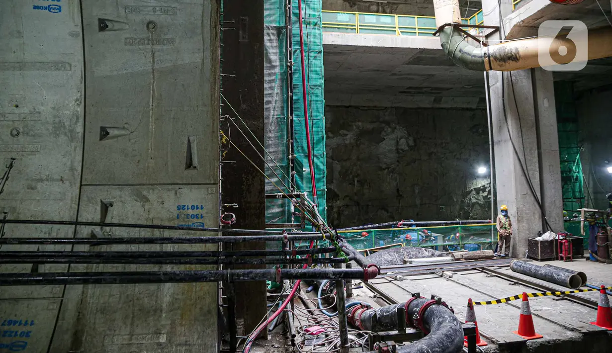 Suasana proyek Mass Rapid Transit (MRT) Fase 2 segmen CP201 rute Thamrin - Monas di kawasan Stasiun Thamrin, Jakarta, Kamis (24/5/2022). Perkembangan proyek MRT Fase 2 Segmen CP201 rute Thamrin - Monas saat ini telah mencapai 38,80 persen. (Liputan6.com/Faizal Fanani)