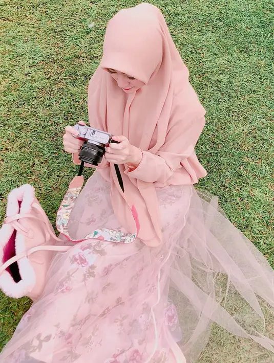 Larissa Chou diketahui memilki bisnis baju muslimah dengan brand 'Dress Larissa'. Enggak heran kalau gaya outfitnya jadi inspirasi banyak kalangan. (Liputan6.com/IG/@larissachou)