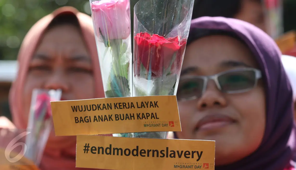 Setangkai bunga mawar dibagikan dalam aksi damai di kawasan Bundaran HI, Jakarta, Minggu (18/12). Aksi yang digelar Pekerja Rumah Tangga Migran (PRT Migran) itu dalam rangka memperingati Hari Migran Internasional 2016. (Liputan6.com/Immanuel Antonius)
