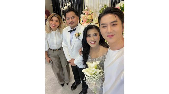 Gaya 8 artis saat kondangan di pernikahan Boiyen dan suami, tampil menawan