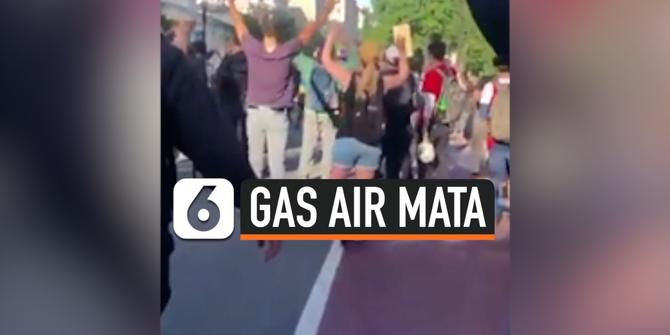 VIDEO: Polisi Semprot Gas Air Mata ke Arah Demonstran