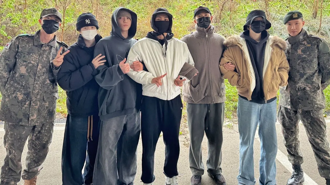 RM dan V BTS Resmi Jalani Wajib Militer, Diantar Seluruh Member