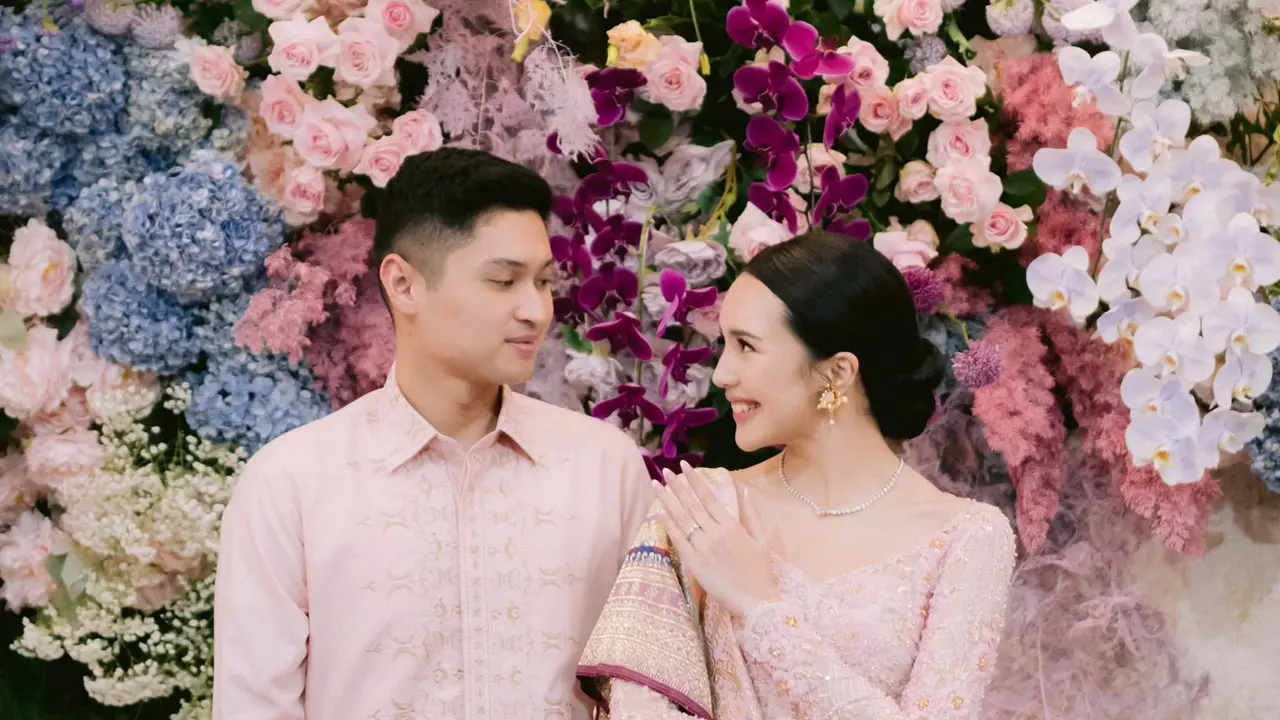 Momen lamaran Rizky Natakusumah dan Beby Tsabina. [Foto: Bridestory]