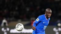 Gelandang Prancis bernomor punggung 13, N'Golo Kante, mengamati bola selama pertandingan kualifikasi Piala Dunia 2026 zona Eropa Grup D antara Prancis dan Ukraina di stadion Parc des Princes di Paris, pada 13 November 2025. (Dimitar DILKOFF/AFP)