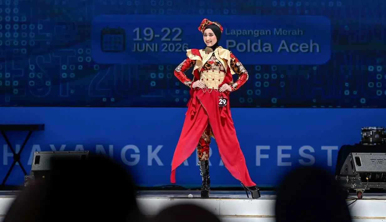 Seorang model menampilkan kreasinya saat peragaan busana Bhayangkara sebagai bagian dari peringatan 80 tahun Kepolisian Republik Indonesia, di Banda Aceh, Senin 22 Juni 2026. (CHAIDEER MAHYUDDIN/AFP)