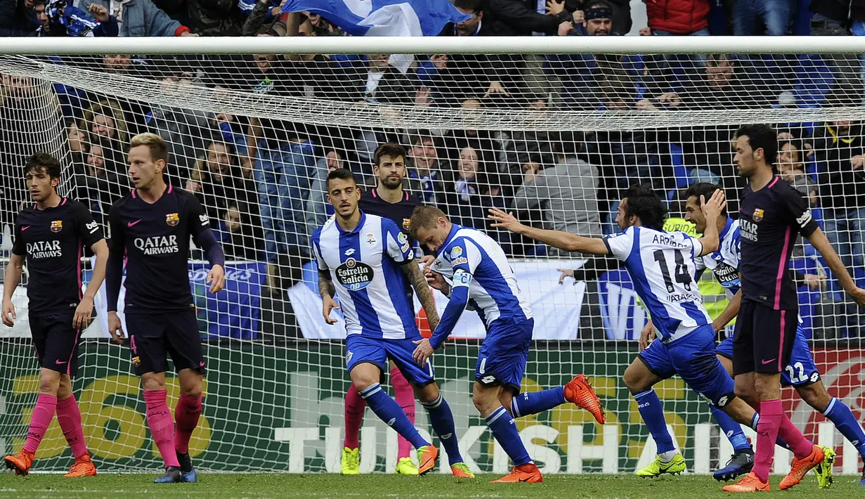 Gelandang Deportivo, Alex Bergantinos, merayakan gol yang dicetaknya ke gawang Barcelona. Gol Deportivo dicetak oleh Joselu dan Alex Bergantinos, sementara gol Barca dibukukan oleh Luis Suarez. (AP/Paulo Duarte)