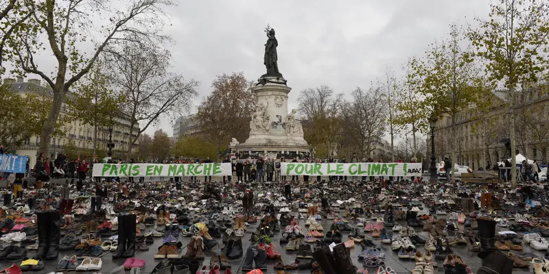 20151129-Batal Gelar Demonstrasi, Paris Dikirimi Ribuan Sepatu