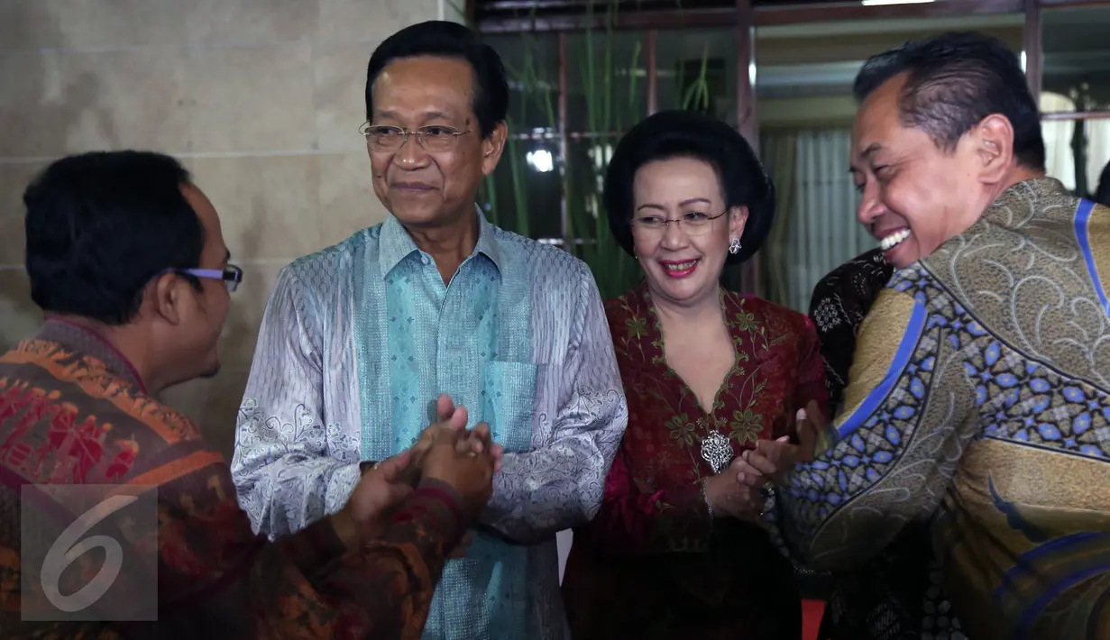 Sri Sultan Hamengkubuwono X (kedua kiri) didampingi Wakil Ketua DPD GKR Hemas saat melakukan Halal Bihalal dengan Warga Yogyakarta yang ada di Jakarta, Minggu (24/7). (Liputan6.com/Johan Tallo)