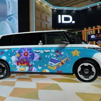 Volkswagen Tampil Beda di GIIAS 2025, ID. BUZZ Disulap Jadi Kanvas Seni