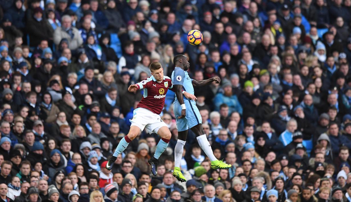 Pemain Manchester City, Bacary Sagna (kanan) berduel dengan pemain Burnley,  Johann Berg Gudmundsson pada lanjutan Premier League di Etihad Stadium, (2/1/2017).  (Reuters/Anthony Devlin)