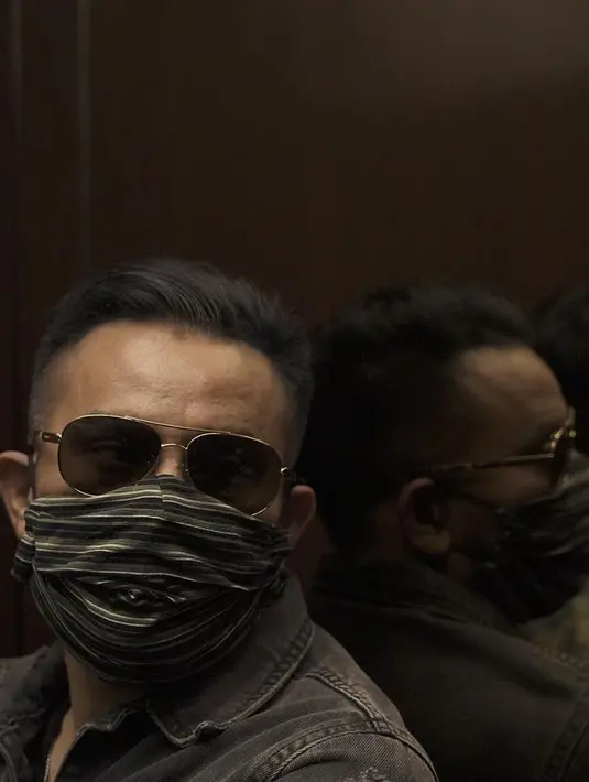 "Menyeramkan. Gue sempet dengar Ari Lasso hampir setahun ia punya masalah dengan pita suaranya, sampai ke Singapura, sampai berobat sama dokter yang ahli. Sebenarnya gue enggak punya ketakutan apa-apa tanpa gue alami sendiri," terang Judika.  (Instagram/jud1ka)