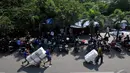 Di kawasan Tanah Abang, Jakarta, Pusat masih banyak kendaraan parkir sembarangan dan berjualan di trotoar yang berimbas kemacetan arus lalu lintas, Jakarta, Rabu (24/9/2014) (Liputan6.com/Johan Tallo)