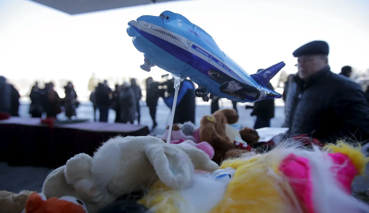 Balon berbentuk pesawat dan mainan diletakkan untuk mengenang korban jatuhnya pesawat maskapai Flydubai, di luar Bandara Rostov-on-Don, Rusia, Minggu (20/3). Insiden itu menewaskan seluruh penumpang dan kru yang berjumlah 62 orang (REUTERS/Maxim Shemetov)