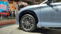 Lexus RZ BEV memiliki panjang 4.801 mm, lebar 1.879 mm, tinggi 1.625 mm, serta wheelbase 2.844 mm. Velg mobil ini mengusung model jari-jari berwarna gunmetal grey berukuran 20 inci yang membuatnya terlihat sangat proporsional dan mewah.