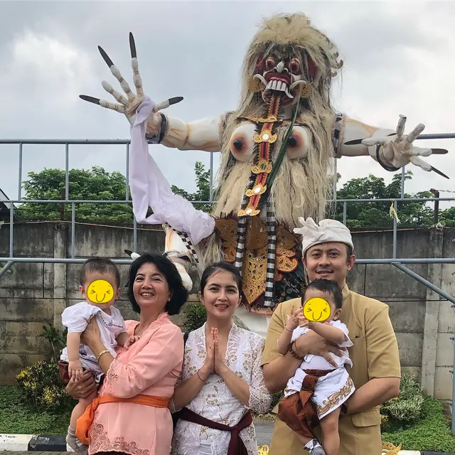 6 Tahun Menikah, Ini 6 Potret Keluarga Kecil Kadek Devi yang Harmonis