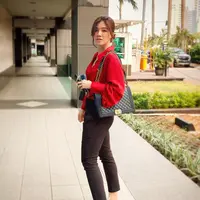 Berpergian keluar rumah di tengah pandemi Covid-19 memang harus lebih waspada. Salah satu hal yang dilakukan Agatha Suci adalah dengan membawa perlengkapan yang lebih banyak dan memang diperlukan. (Instagram/agatha_suci)