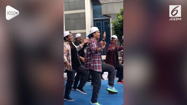 Menteri Keuangan Sri Mulyani beserta seluruh karyawan Kementerian Keuangan merayakan Hari Oeang yang ke-72. Dalam peringatan tersebut, bersama para pejabat, Sri Mulyani sempat berjoget ala Korea diiringi lagu Super Junior.